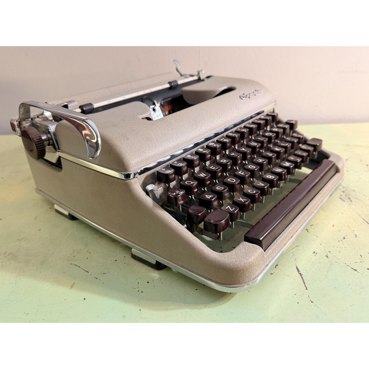 Gray Olympia SM3 Typewriter • Chocolate Keys • w/Cleaning Kit & Case • Tested