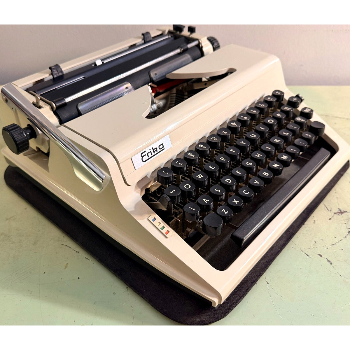 1978 Erika Model 40 Portable Typewriter • QWERTY keyboard • East German w/Case