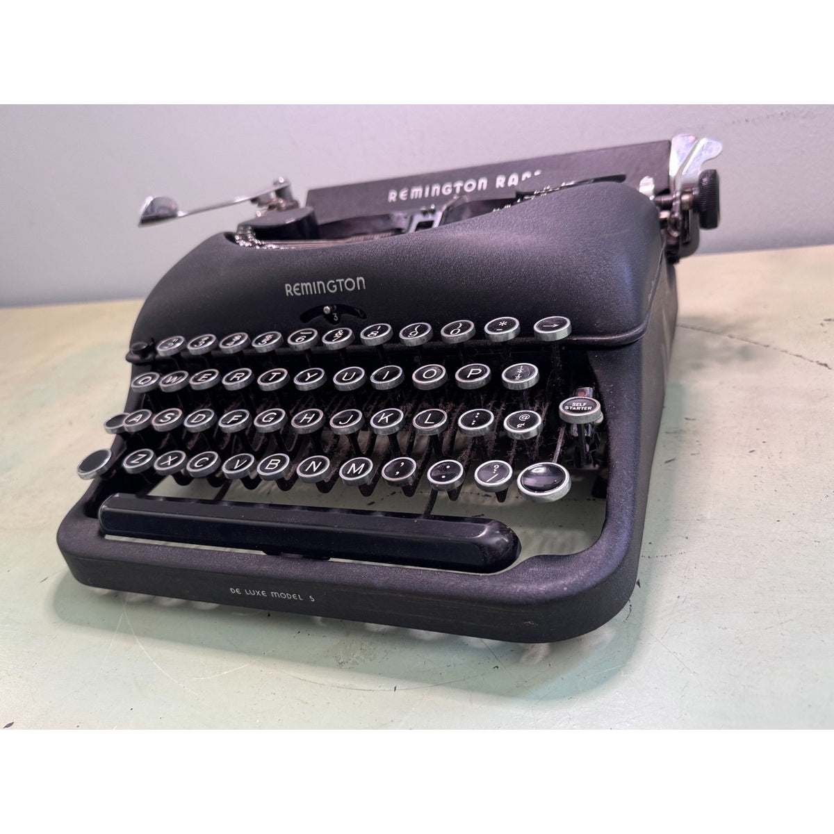 1940s Remington Rand De Luxe Model 5 • Black Portable Typewriter w/Case