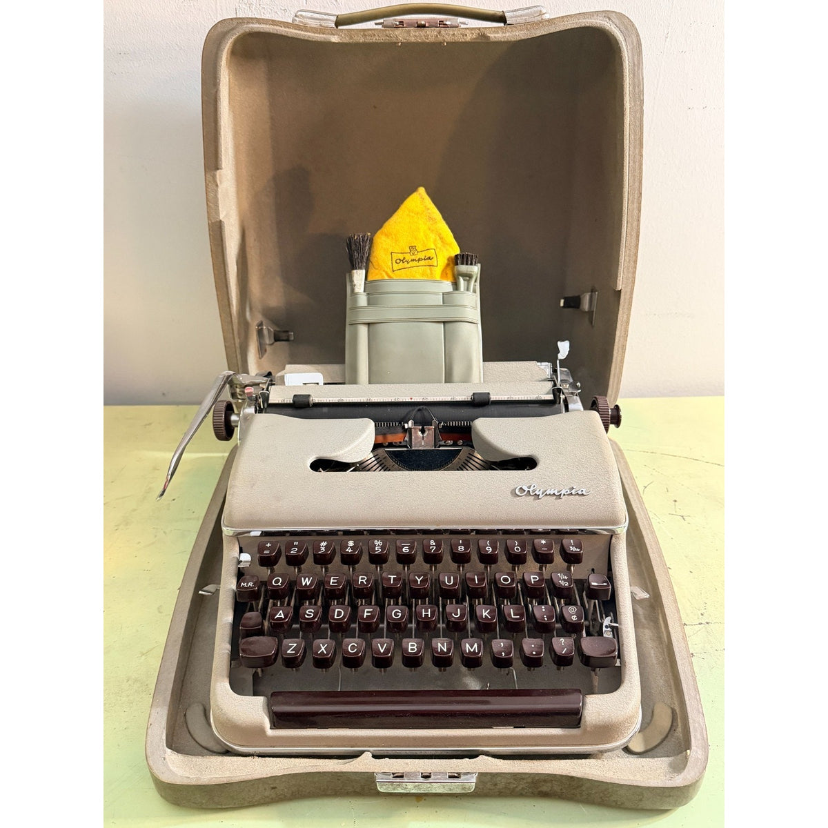 Gray Olympia SM3 Typewriter • Chocolate Keys • w/Cleaning Kit & Case • Tested