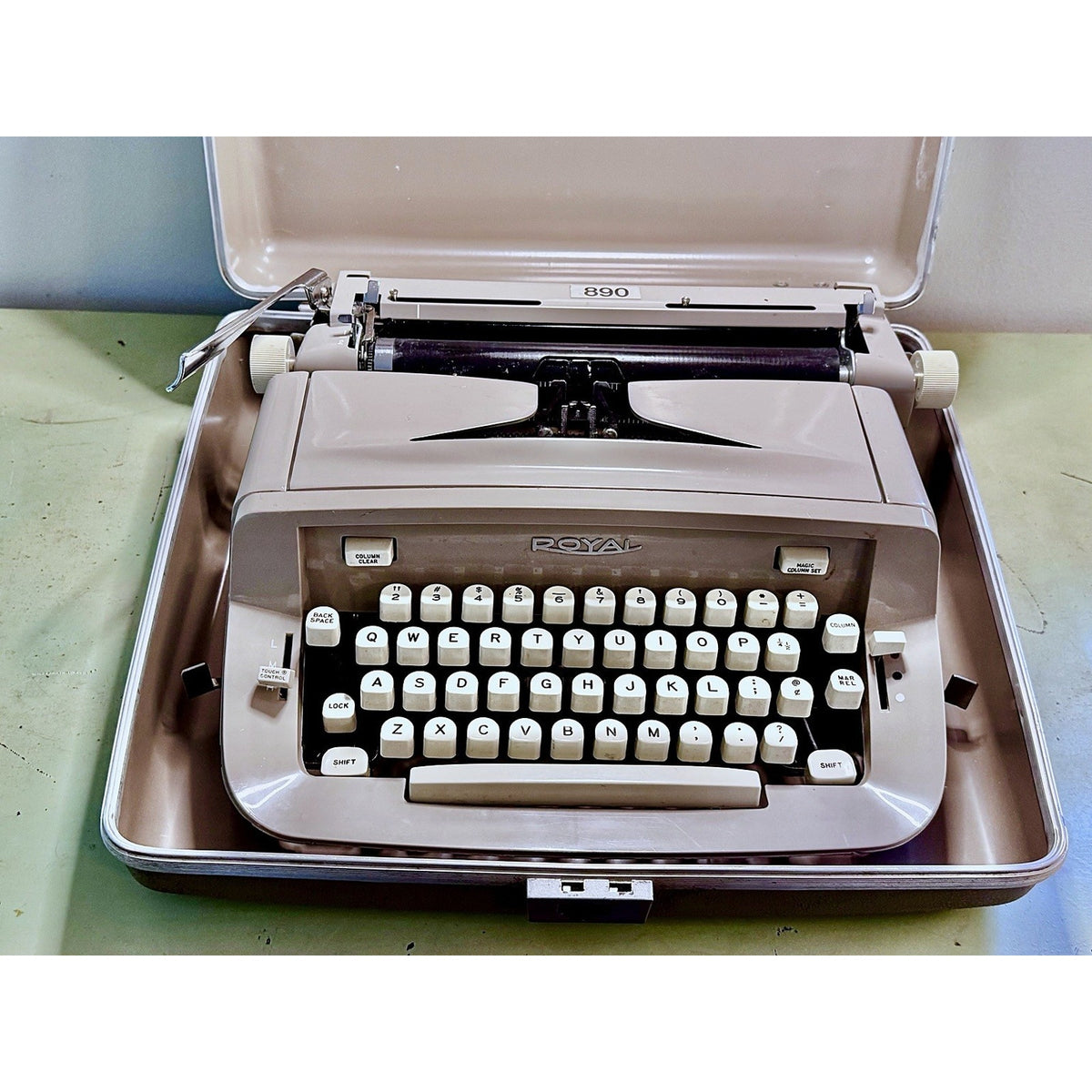 Royal 890 Manual Typewriter • Beige Mid-60s Portable w/Case • Serviced & Tested