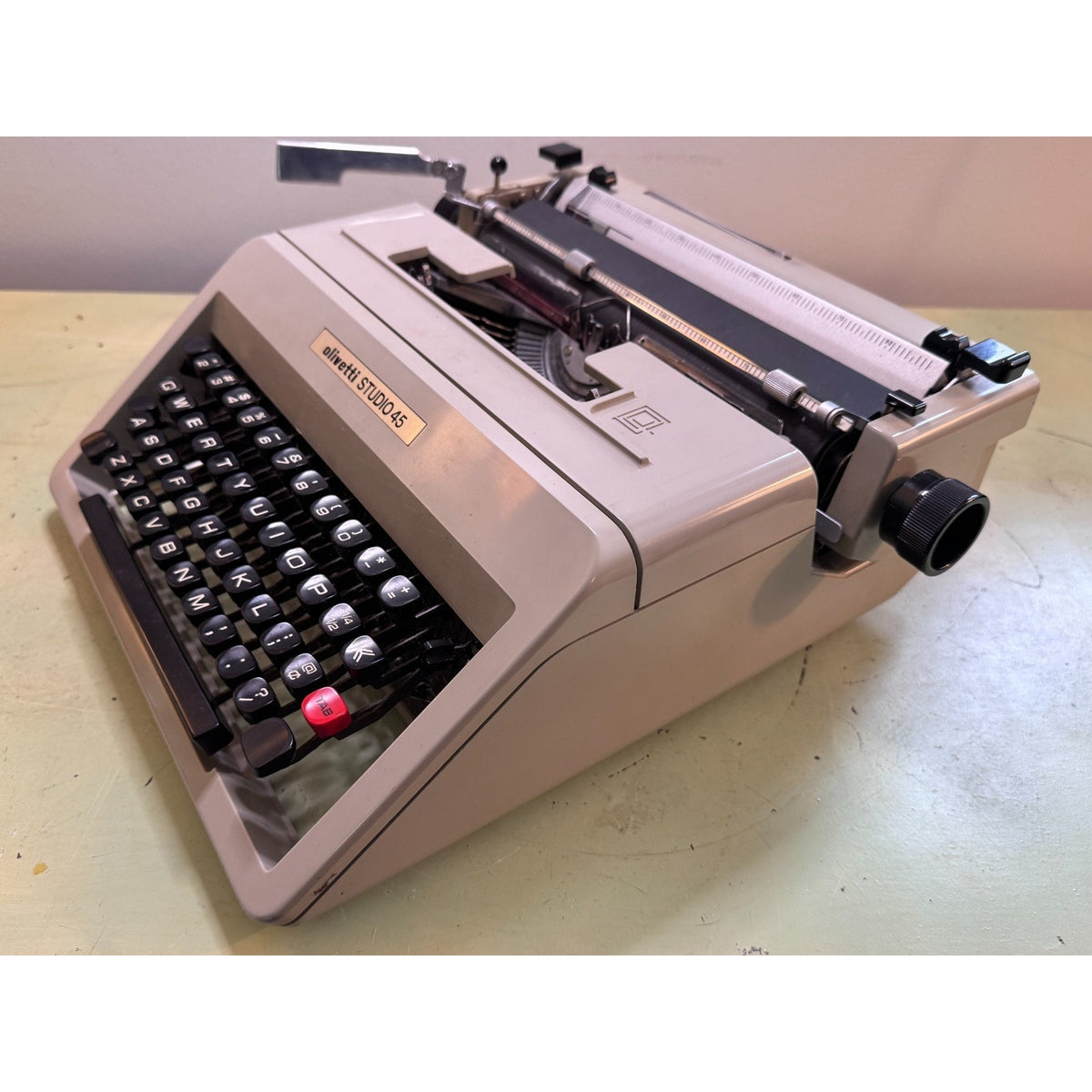 Tan Olivetti Studio 45 Typewriter • Barcelona, Spain • Tested, w/Case & Papers