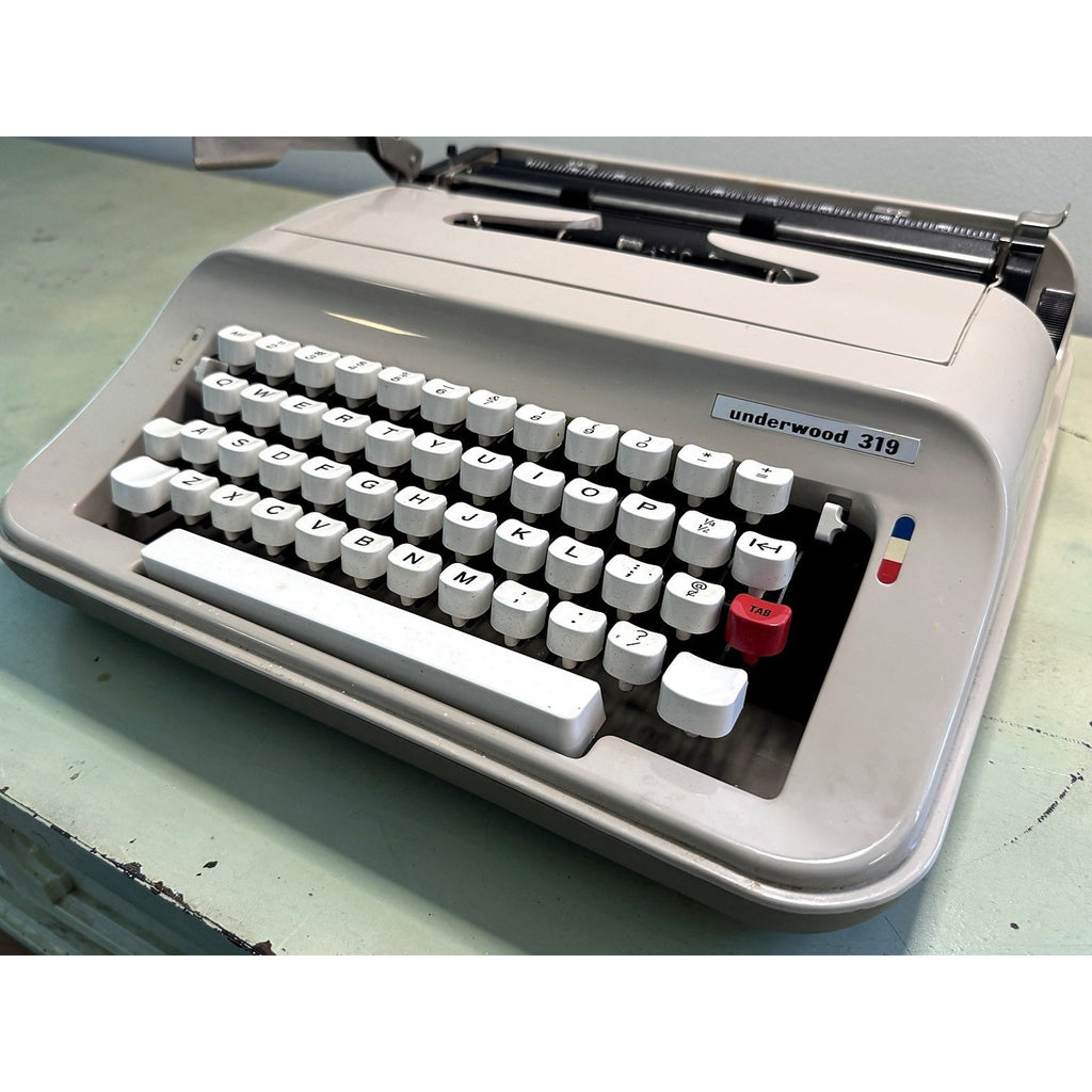 Underwood 319 Portable Typewriter w/Case • Serviced, Tested Spanish-Made Manual