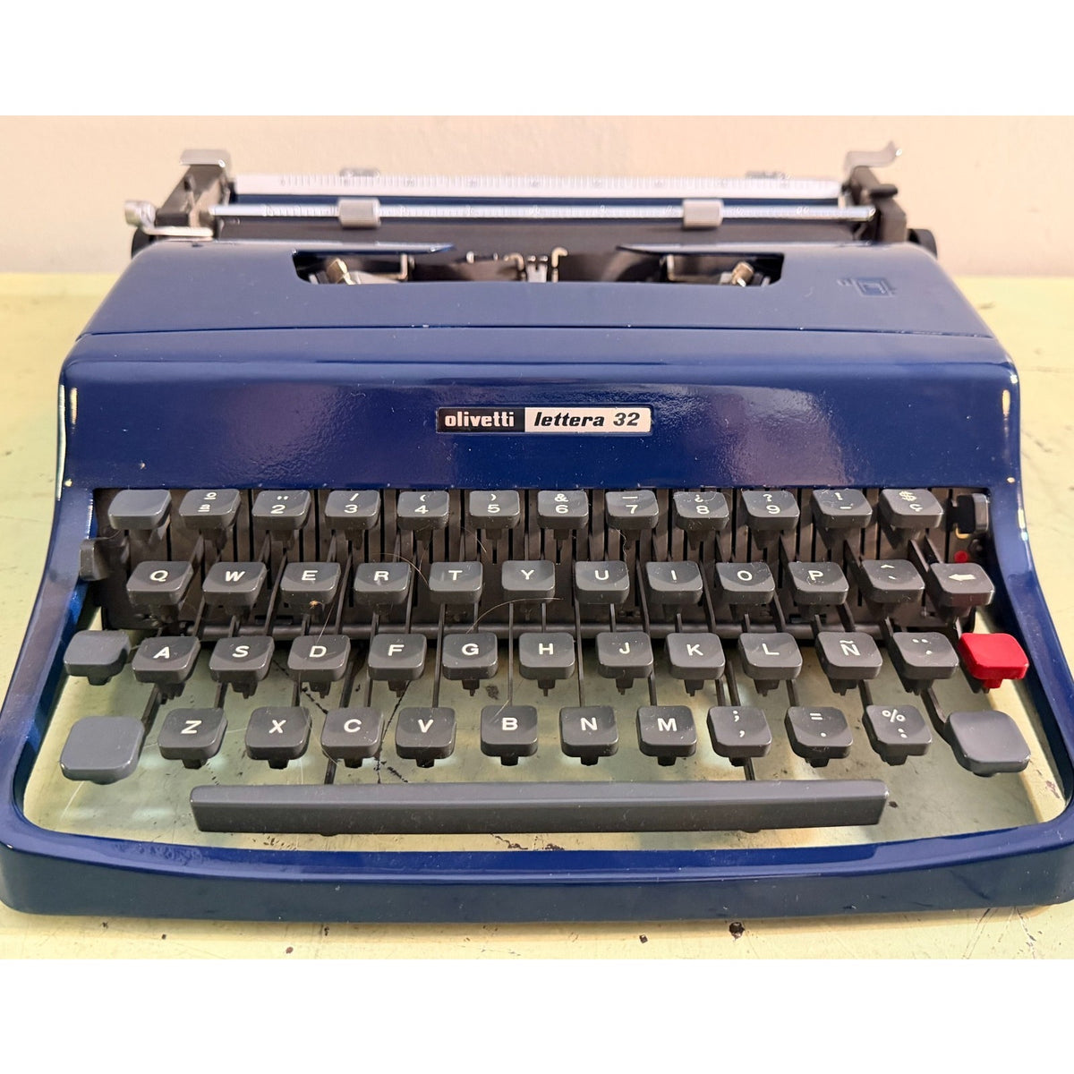 1974 Olivetti Lettera 32 Typewriter • Rare Deep Navy Blue • 085 Cubic Typeface