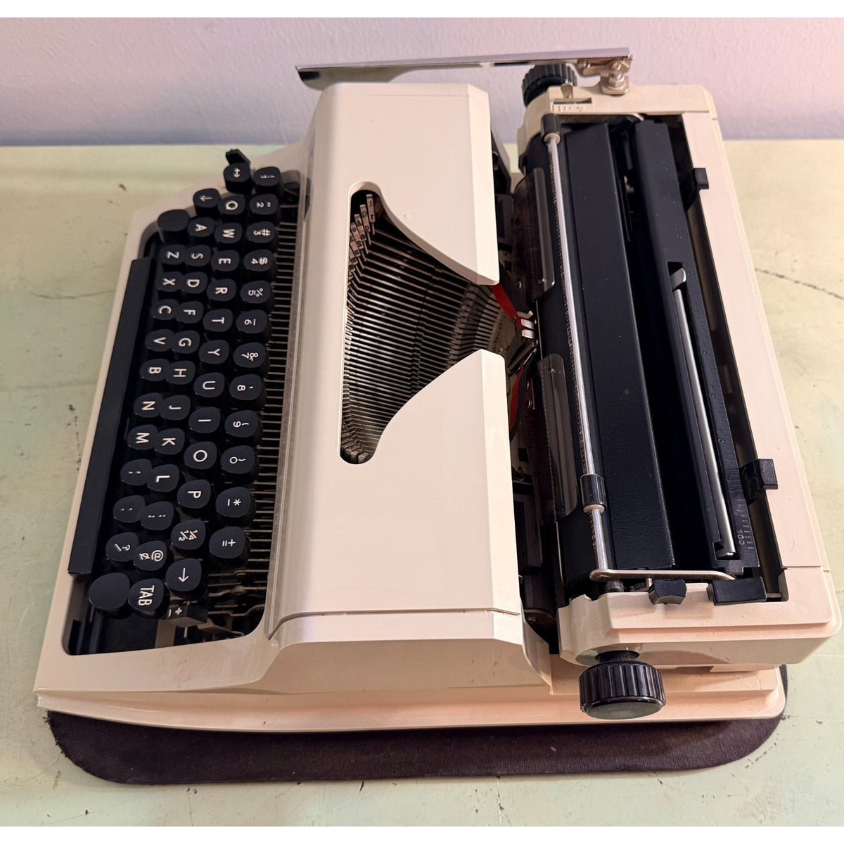 1978 Erika Model 40 Portable Typewriter • QWERTY keyboard • East German w/Case