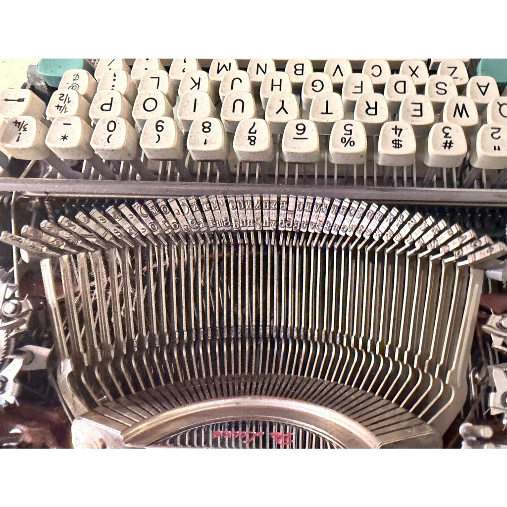 Olympia SM7 De Luxe Typewriter • Cream & Taupe • West Germany w/Case