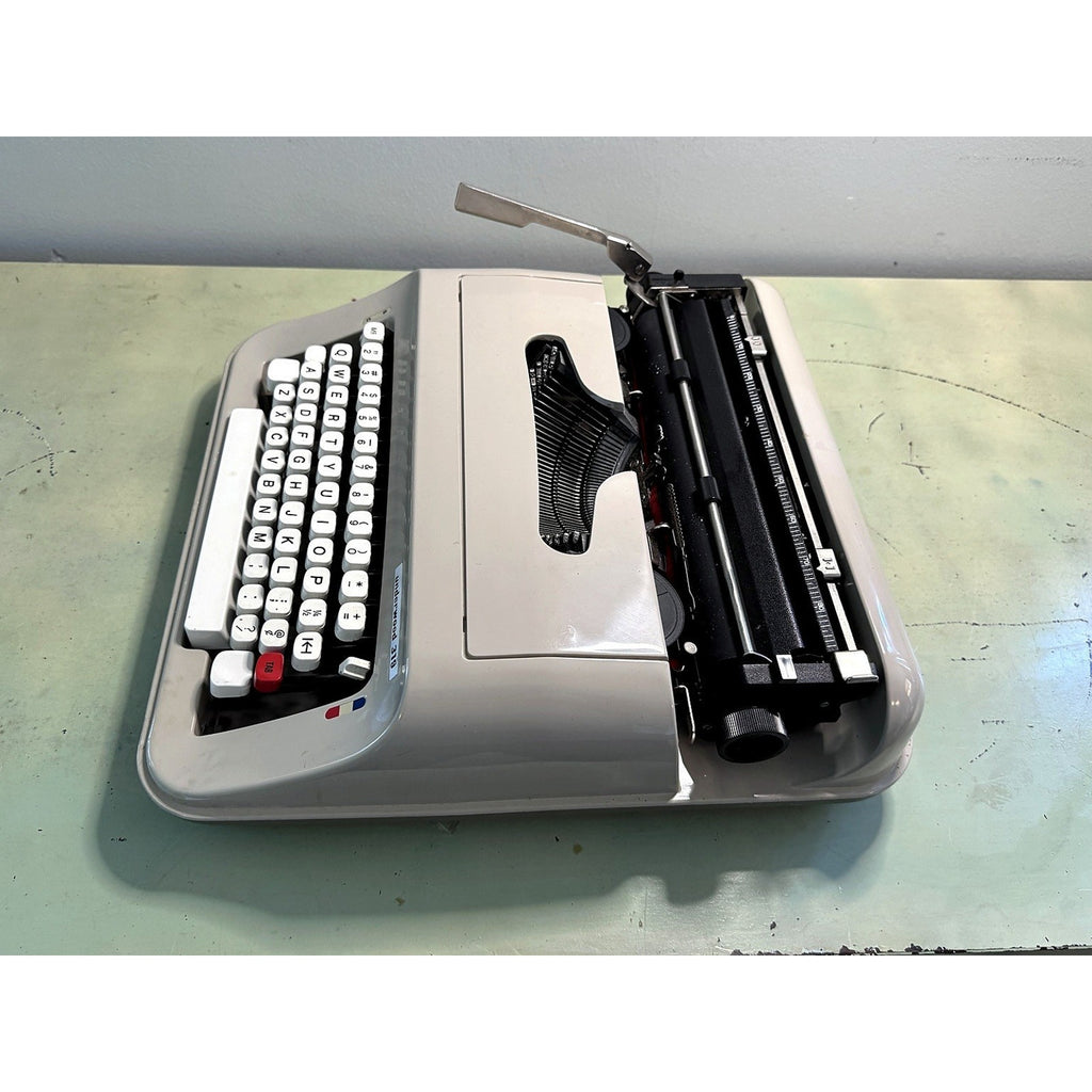 Underwood 319 Portable Typewriter w/Case • Serviced, Tested Spanish-Made Manual