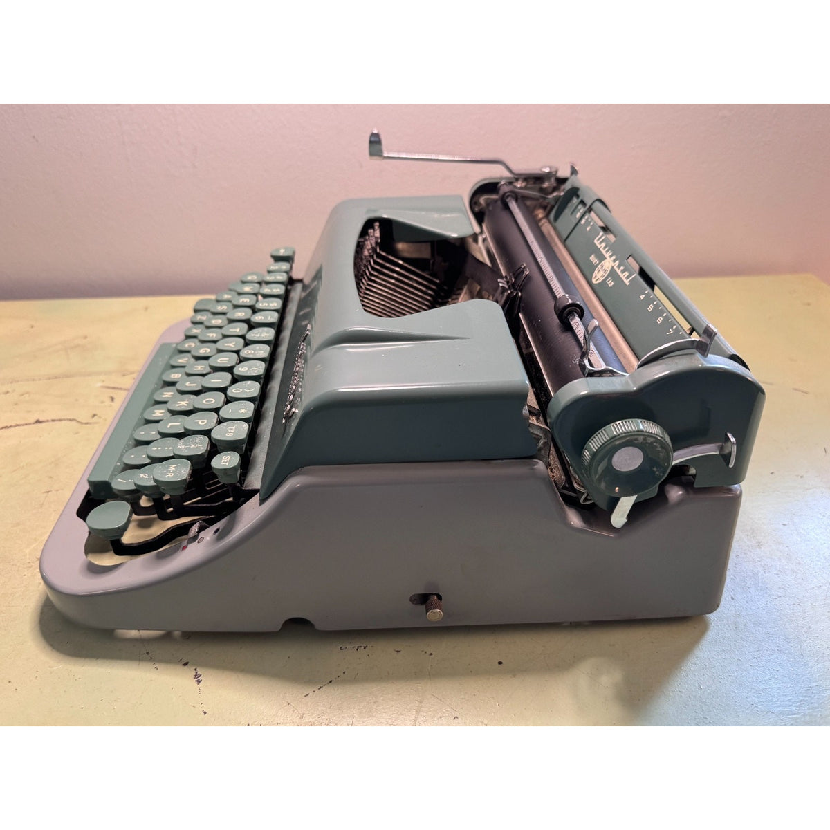 1956 Underwood Universal Quiet Tab Typewriter • Tested, Blue-Green w/ Case