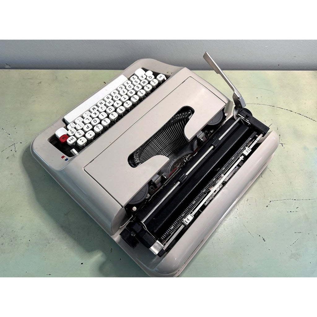 Underwood 319 Portable Typewriter w/Case • Serviced, Tested Spanish-Made Manual