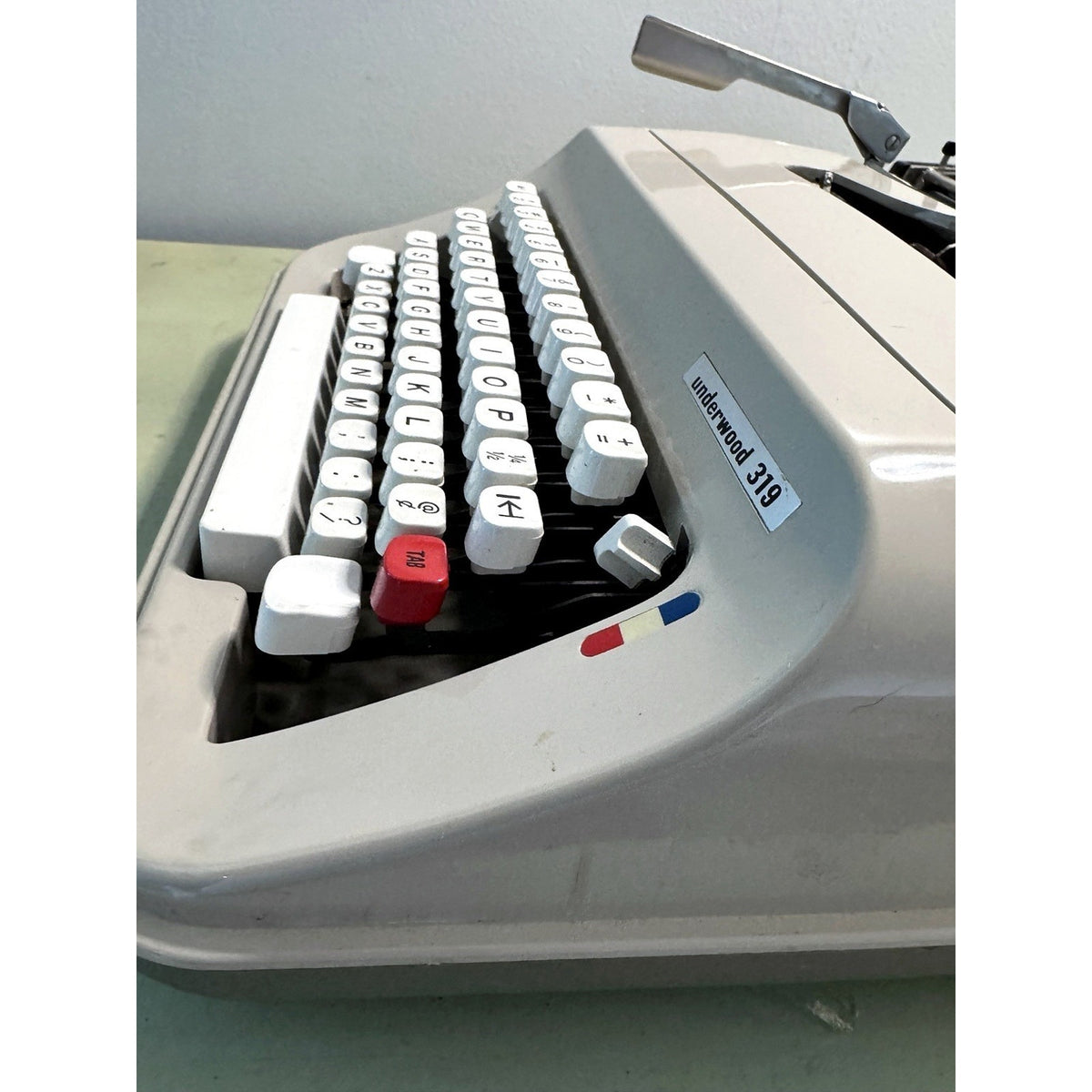 Underwood 319 Portable Typewriter w/Case • Serviced, Tested Spanish-Made Manual