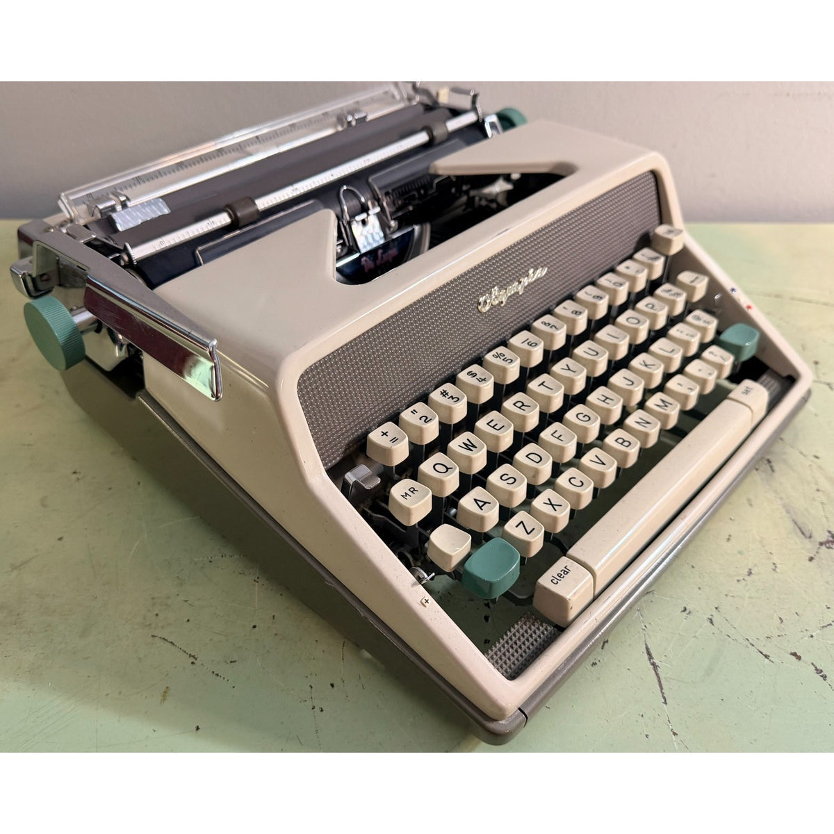 Olympia SM7 De Luxe Typewriter • Cream & Taupe • West Germany w/Case