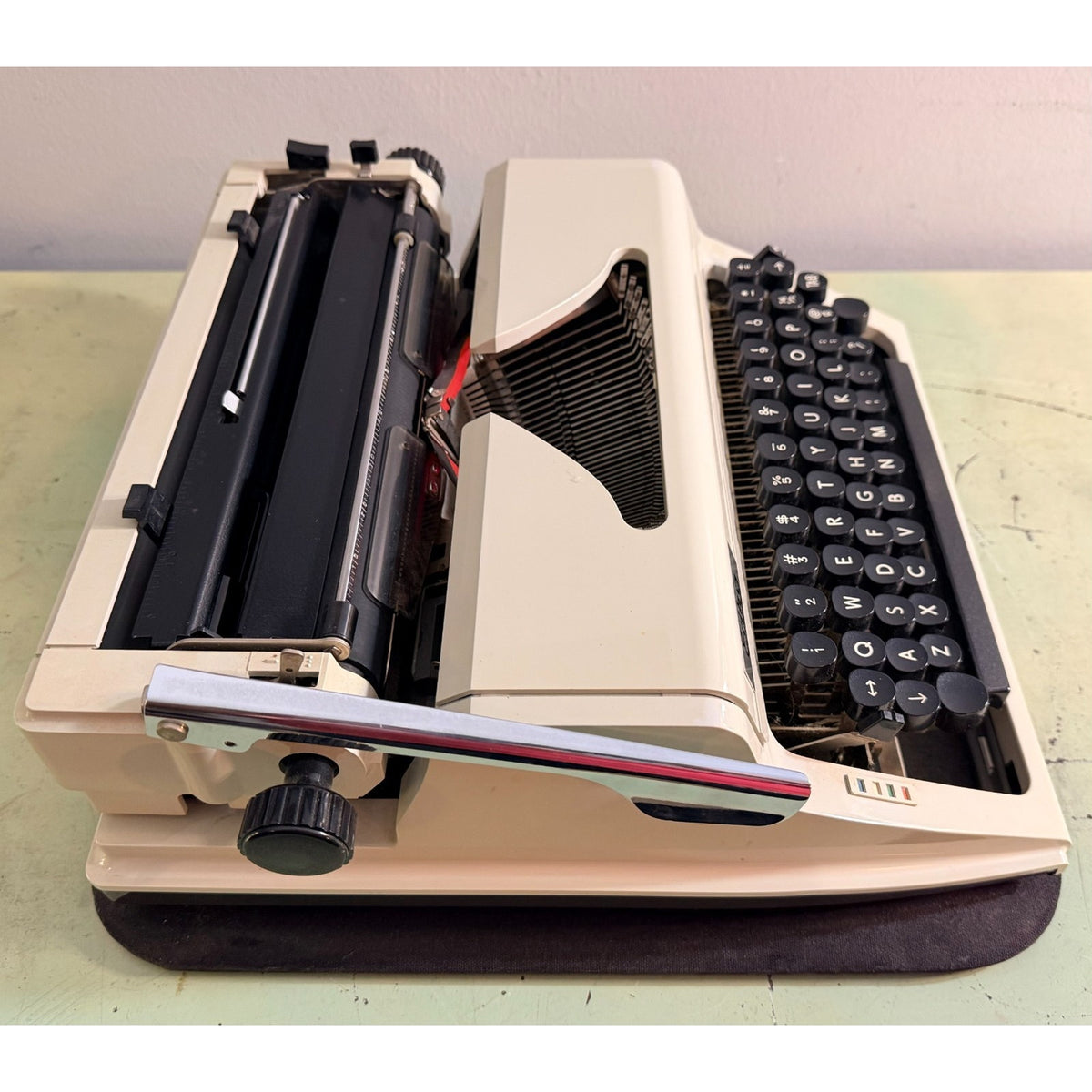 1978 Erika Model 40 Portable Typewriter • QWERTY keyboard • East German w/Case