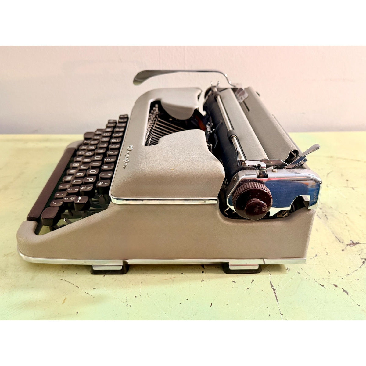 Gray Olympia SM3 Typewriter • Chocolate Keys • w/Cleaning Kit & Case • Tested